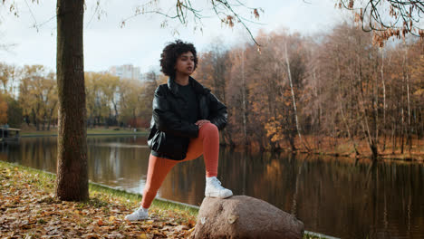 Young-woman-warming-up-at-the-park