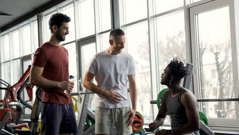 Hombres-Hablando-En-El-Gimnasio