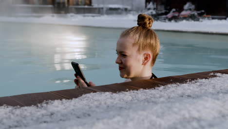 Mujer-Usando-Un-Teléfono-Inteligente-En-La-Piscina