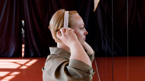 Woman-dancing-with-headphones