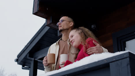 Glückliches-Paar-Auf-Ihrer-Terrasse-Im-Winter