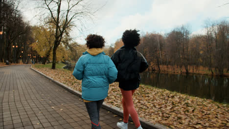 Zwei-Mädchen-Laufen-Im-Park