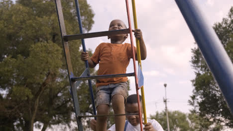 Kinder-Spielen-Auf-Einem-Spielplatz