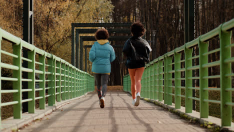 Mädchen-Laufen-Auf-Einer-Brücke