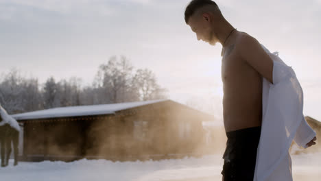 Joven-Entrando-A-La-Piscina