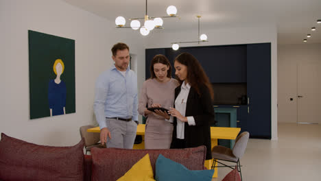 Female-agent-talking-with-clients-in-the-living-room