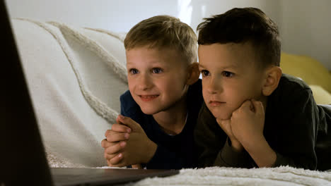 Happy-kids-enjoying-film-on-the-sofa