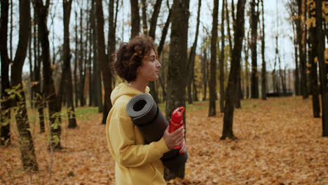 Woman-walking-at-the-park-to-do-sport