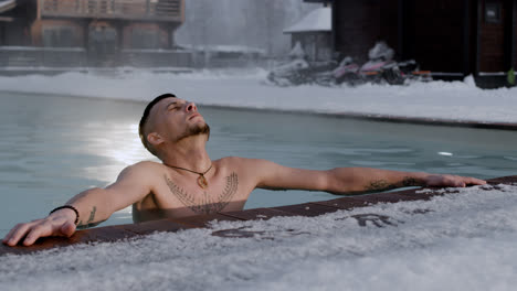 Hombre-Posando-En-La-Piscina