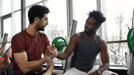 Two-friends-talking-at-the-gym