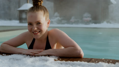 Mujer-Joven-Posando-En-La-Piscina