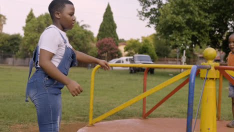 Kinder-Spielen-Auf-Einem-Spielplatz