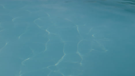 Kleine-Wellen-In-Einem-Pool