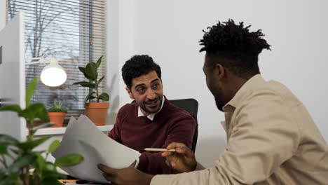 Hombres-Hablando-En-La-Oficina