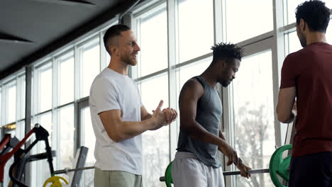 Hombres-Hablando-En-El-Gimnasio