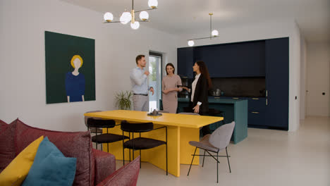 Female-agent-talking-with-clients-in-the-living-room