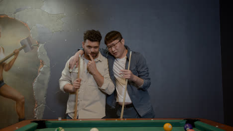 Männer-Spielen-Billard