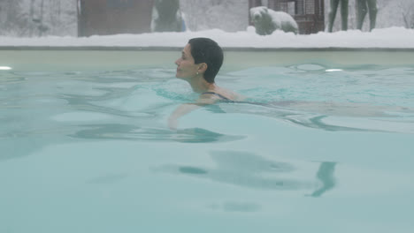 Woman-swimming-in-the-pool