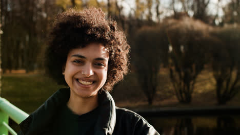 Young-woman-posing-at-the-bridge