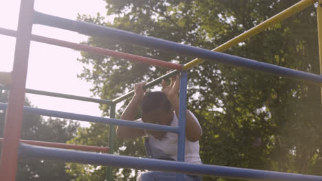 Kind-Spielt-Auf-Einem-Spielplatz