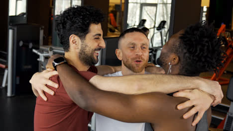 Hombres-Abrazándose-En-El-Gimnasio