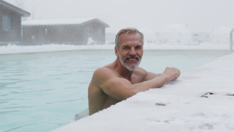 Hombre-Sonriente-En-Una-Piscina-En-Invierno