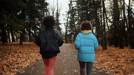 Dos-Chicas-Corriendo-En-El-Parque