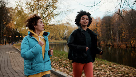 Junge-Frauen-Die-Im-Park-Laufen