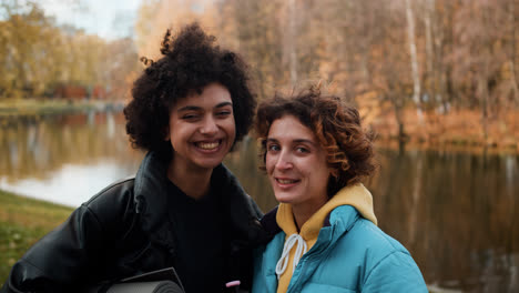 Girls-posing-at-nature