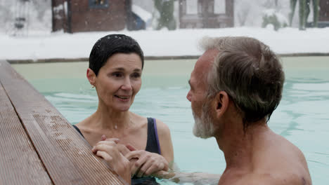 Couple-in-a-pool-in-winter