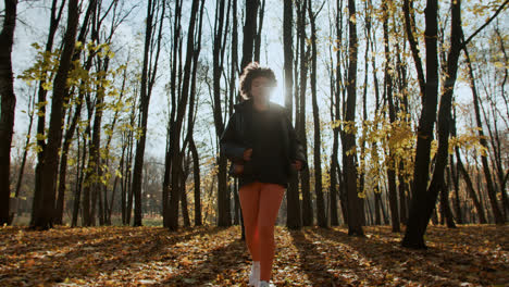 Mujer-Trotando-Al-Aire-Libre