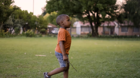 Niño-En-Un-Parque