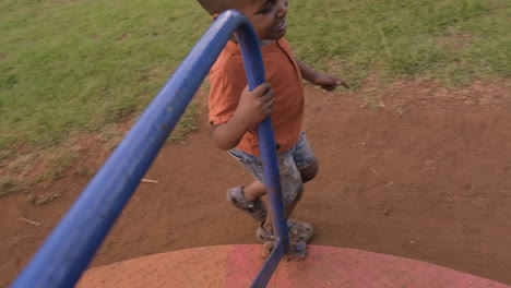 Niño-Jugando-En-Un-Patio-De-Recreo