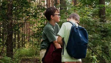 Two-kids-with-backpacks-in-the-forest