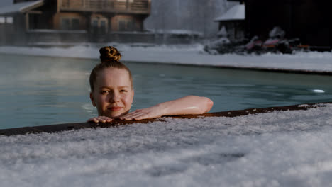 Mujer-Joven-Posando-En-La-Piscina