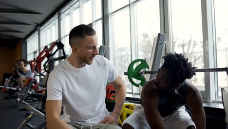 Hombres-Hablando-En-El-Gimnasio