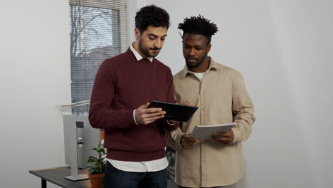 Men-talking-at-the-office