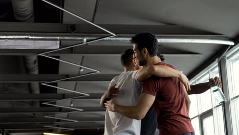 Hombres-Hablando-En-El-Gimnasio