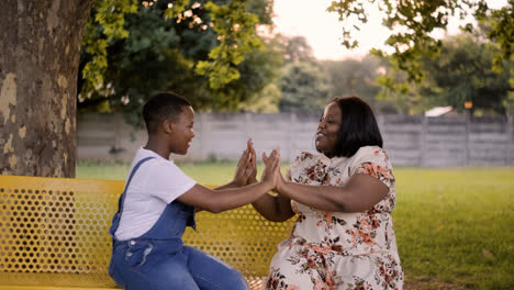 Mamá-E-Hija-Jugando-Juntas