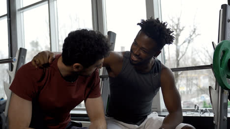 Dos-Amigos-Hablando-En-El-Gimnasio