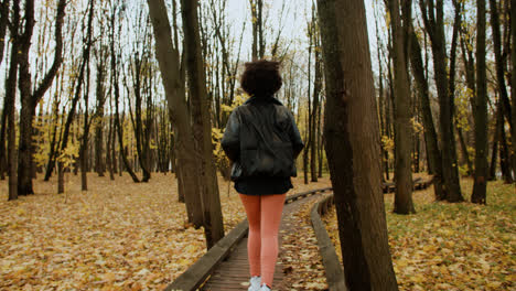 Mujer-Joven-Corriendo-En-El-Parque