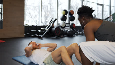 Muchacho-Del-Deporte-Haciendo-Abdominales-En-El-Gimnasio