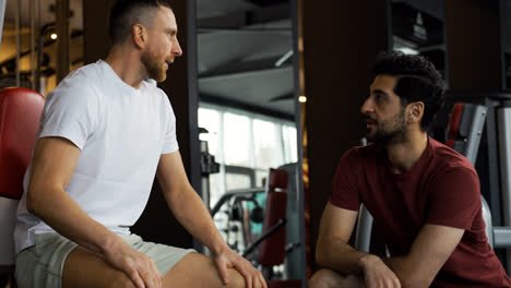 Hombre-Cansado-Sentado-En-La-Máquina-Del-Gimnasio