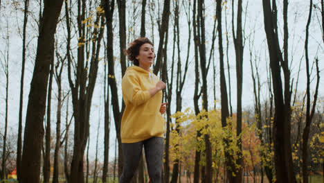 Young-woman-running-at-the-park