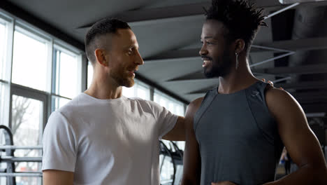 Hombres-Hablando-En-El-Gimnasio