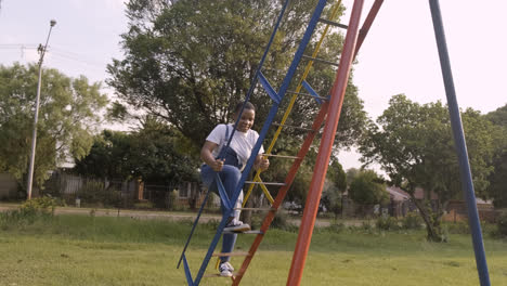 Niños-Jugando-En-Un-Patio-De-Recreo