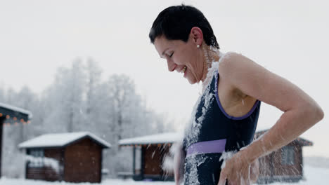 Woman-scrubbing-his-body-with-snow