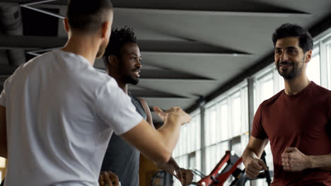 Hombres-Hablando-En-El-Gimnasio