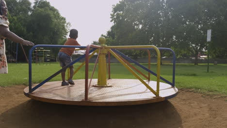 Niño-Jugando-En-El-Patio-De-Recreo