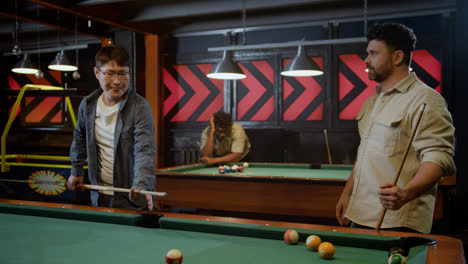 Men-playing-snooker